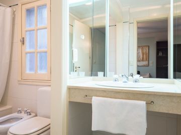 CASA 6 AMB DE CATEGORÍA EN ADROGUÉ - APTO CRÉDITO