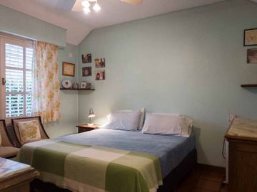 CASA 6 AMB DE CATEGORÍA EN ADROGUÉ - APTO CRÉDITO