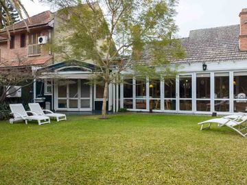 CASA 6 AMB DE CATEGORÍA EN ADROGUÉ - APTO CRÉDITO