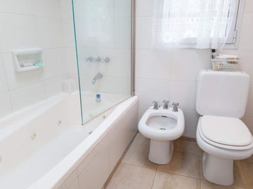 CASA 6 AMB DE CATEGORÍA EN ADROGUÉ - APTO CRÉDITO