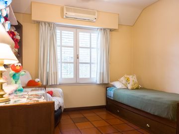 CASA 6 AMB DE CATEGORÍA EN ADROGUÉ - APTO CRÉDITO
