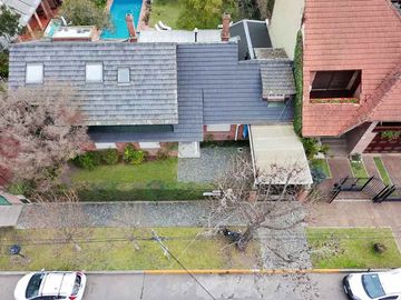 CASA 6 AMB DE CATEGORÍA EN ADROGUÉ - APTO CRÉDITO