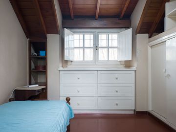 CASA 6 AMB DE CATEGORÍA EN ADROGUÉ - APTO CRÉDITO
