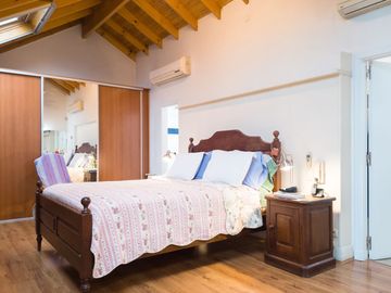 CASA 6 AMB DE CATEGORÍA EN ADROGUÉ - APTO CRÉDITO