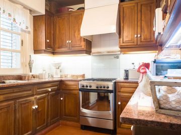 CASA 6 AMB DE CATEGORÍA EN ADROGUÉ - APTO CRÉDITO