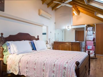 CASA 6 AMB DE CATEGORÍA EN ADROGUÉ - APTO CRÉDITO