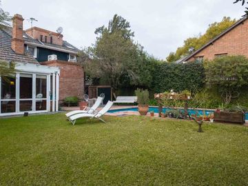 CASA 6 AMB DE CATEGORÍA EN ADROGUÉ - APTO CRÉDITO