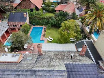 CASA 6 AMB DE CATEGORÍA EN ADROGUÉ - APTO CRÉDITO