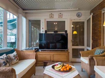 CASA 6 AMB DE CATEGORÍA EN ADROGUÉ - APTO CRÉDITO