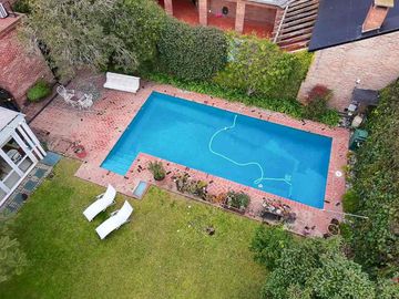 CASA 6 AMB DE CATEGORÍA EN ADROGUÉ - APTO CRÉDITO