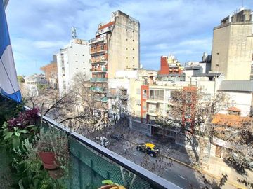 Depto 2 ambientes en Chacarita con balcón corrido