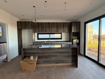 Casa en San Sebastián a Estrenar | en Venta Área 1 | Jardín con Pileta