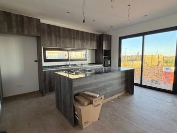 Casa en San Sebastián a Estrenar | en Venta Área 1 | Jardín con Pileta