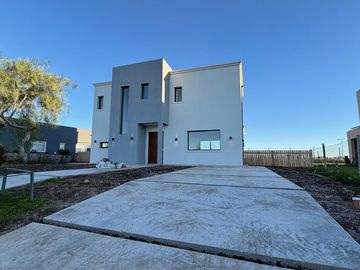 Casa en San Sebastián a Estrenar | en Venta Área 1 | Jardín con Pileta