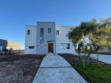 Casa en San Sebastián a Estrenar | en Venta Área 1 | Jardín con Pileta
