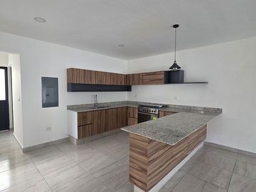 CASA EN VENTA EN PRIVADA RESIDENCIAL EN CHOLUL, MÉRIDA
