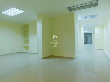 Amplio Local Comercial en arriendo