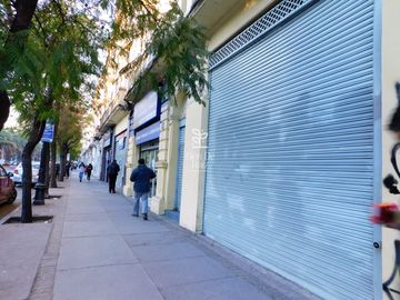 Amplio Local Comercial en arriendo