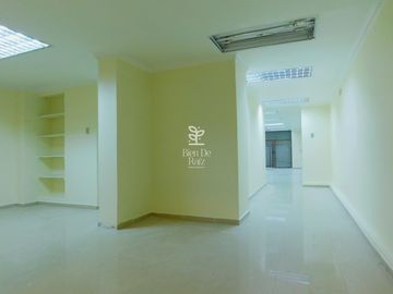 Amplio Local Comercial en arriendo