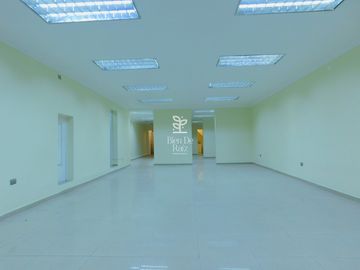 Amplio Local Comercial en arriendo