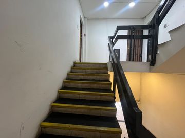 SE VENDE COMODA OFICINA  EN GRAN AVENIDA 8423-LA CISTERNA