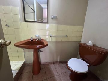 SE VENDE COMODA OFICINA  EN GRAN AVENIDA 8423-LA CISTERNA