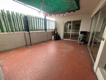SE VENDE COMODA OFICINA  EN GRAN AVENIDA 8423-LA CISTERNA
