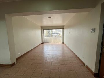 SE VENDE COMODA OFICINA  EN GRAN AVENIDA 8423-LA CISTERNA