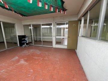 SE VENDE COMODA OFICINA  EN GRAN AVENIDA 8423-LA CISTERNA