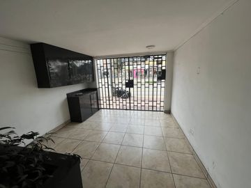 SE VENDE COMODA OFICINA  EN GRAN AVENIDA 8423-LA CISTERNA