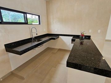 Casa en venta en Cholul con alberca y recámara en planta baja — Privada Plenum