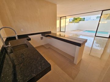 Casa en venta en Cholul con alberca y recámara en planta baja — Privada Plenum