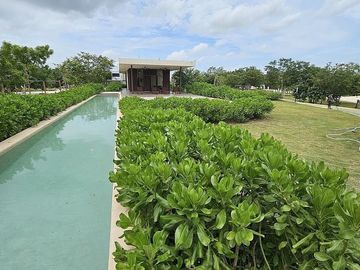 Casa en venta en Cholul con alberca y recámara en planta baja — Privada Plenum