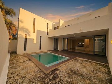 Casa en venta en Cholul con alberca y recámara en planta baja — Privada Plenum