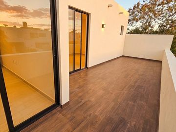 Casa en venta en Cholul con alberca y recámara en planta baja — Privada Plenum