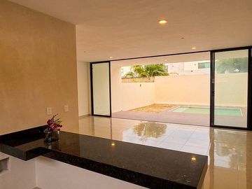 Casa en venta en Cholul con alberca y recámara en planta baja — Privada Plenum