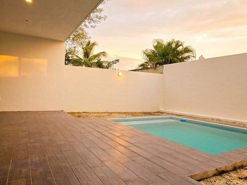 Casa en venta en Cholul con alberca y recámara en planta baja — Privada Plenum