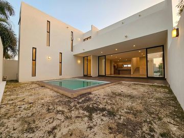 Casa en venta en Cholul con alberca y recámara en planta baja — Privada Plenum