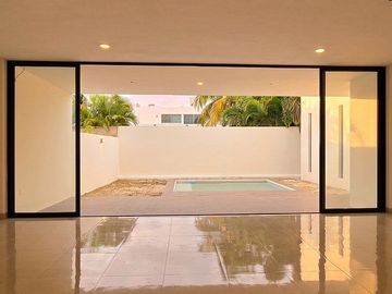 Casa en venta en Cholul con alberca y recámara en planta baja — Privada Plenum