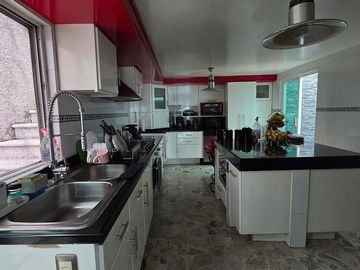 CASA EN CALLE CERRADA CON VIGILANCIA.