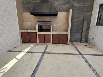 CASA EN CALLE CERRADA CON VIGILANCIA.
