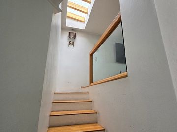 CASA EN CALLE CERRADA CON VIGILANCIA.