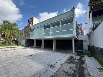Av. La Paz esquina inmejorable a 6 cuadras de la Glorieta Minerva