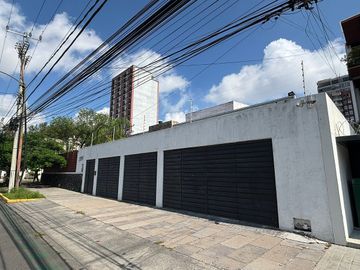 Av. La Paz esquina inmejorable a 6 cuadras de la Glorieta Minerva