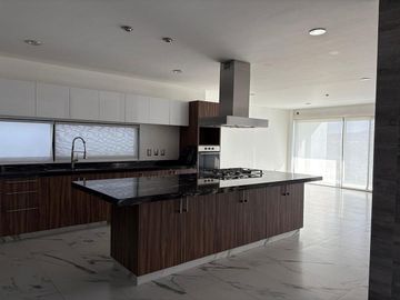 CASA VENTA JURIQUILLA con Alberca y Sotano