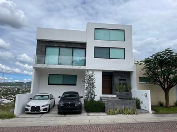CASA VENTA JURIQUILLA con Alberca y Sotano