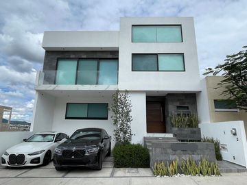 CASA VENTA JURIQUILLA con Alberca y Sotano