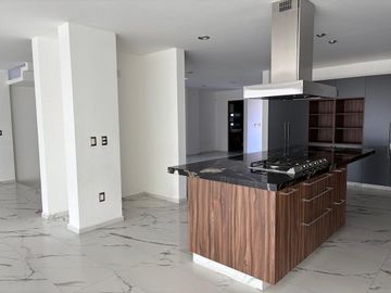 CASA VENTA JURIQUILLA con Alberca y Sotano