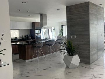 CASA VENTA JURIQUILLA con Alberca y Sotano