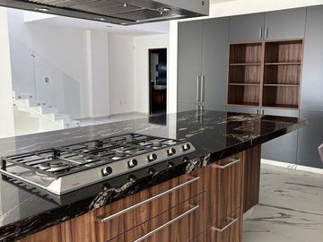 CASA VENTA JURIQUILLA con Alberca y Sotano